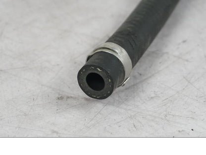 Snett uppifrån på Bensinledning från en KTM 690 SM R -2009 motorcykel.