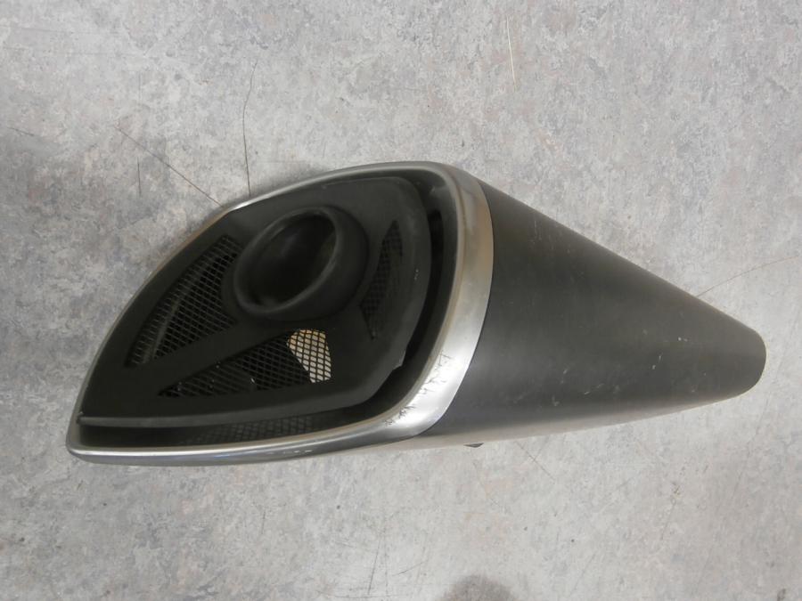 Framsidan på Ljuddämpardekor från en Suzuki GSX 1300 BK -2008 motorcykel.