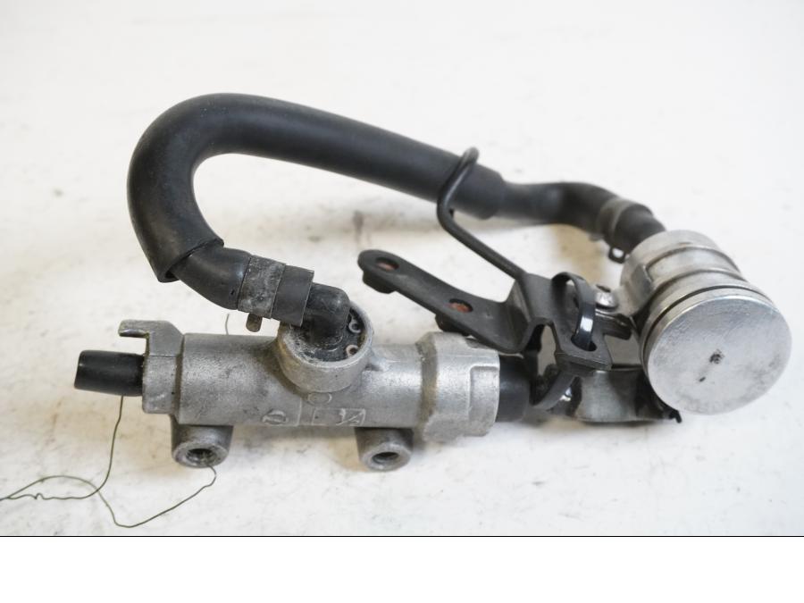 Baksidan på Bromshuvudcylinder från en Kawasaki ZX-10R -2006 motorcykel.