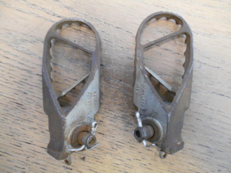 Baksidan på Fotpinnesats från en Husaberg 390 FE -2012 motorcykel.