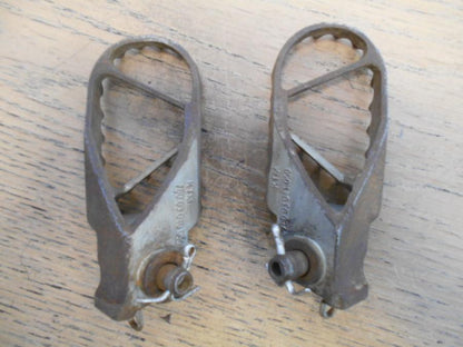 Baksidan på Fotpinnesats från en Husaberg 390 FE -2012 motorcykel.