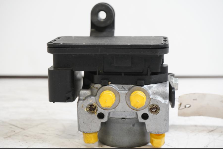 Höger sida på ABS Modulator från en Kawasaki Z 900 -2017 motorcykel.