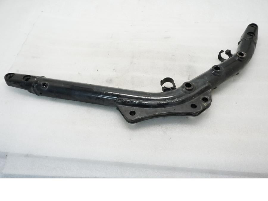 Framsidan på Ramdel från en Yamaha XVZ 13TD -1999 motorcykel.