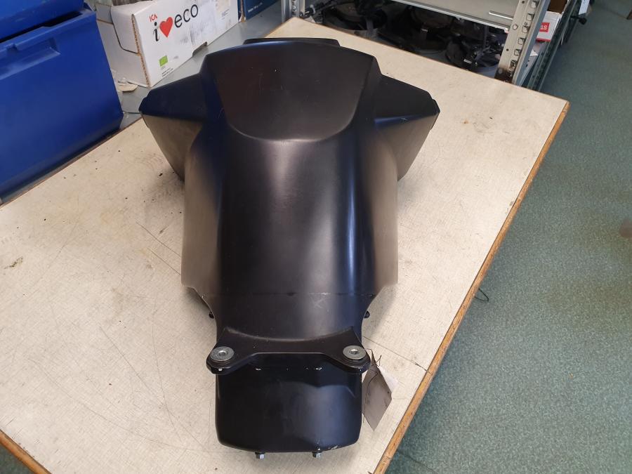 Vänster sida på Bensintank från en KTM RC8 -2009 motorcykel.