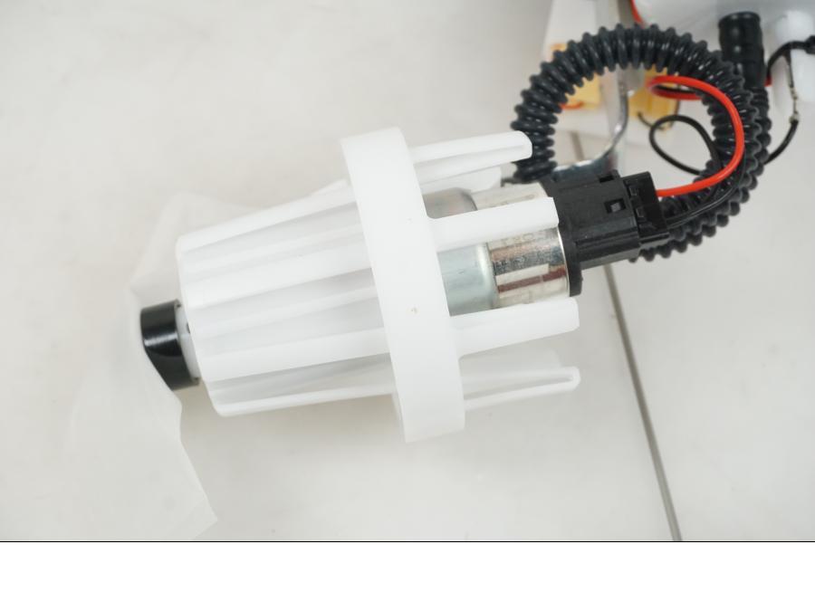 Vänster sida på Bensinpump insprut från en BMW R 1250 GS -2019 motorcykel.