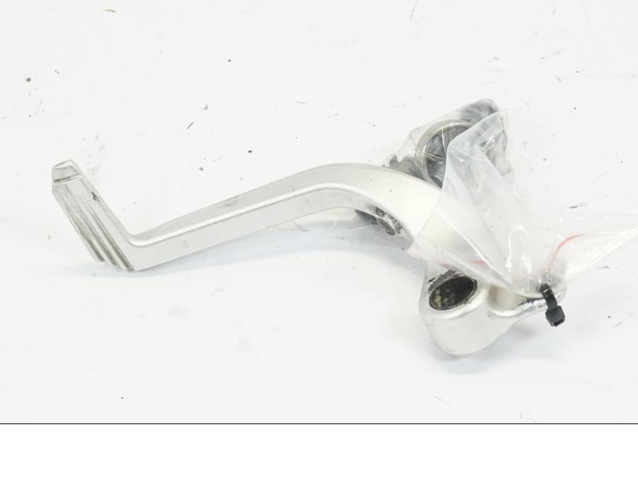 Snett uppifrån på Bromspedal från en BMW K 1200 S -2006 motorcykel.