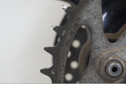 Vänster sida på Hjulpaket från en Aprilia Tuono V4R -2011 motorcykel.