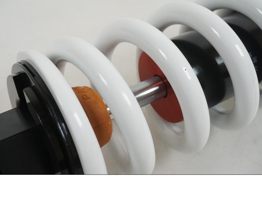 Snett uppifrån på Stötdämpare från en KTM 390 Adventure -2022 motorcykel.