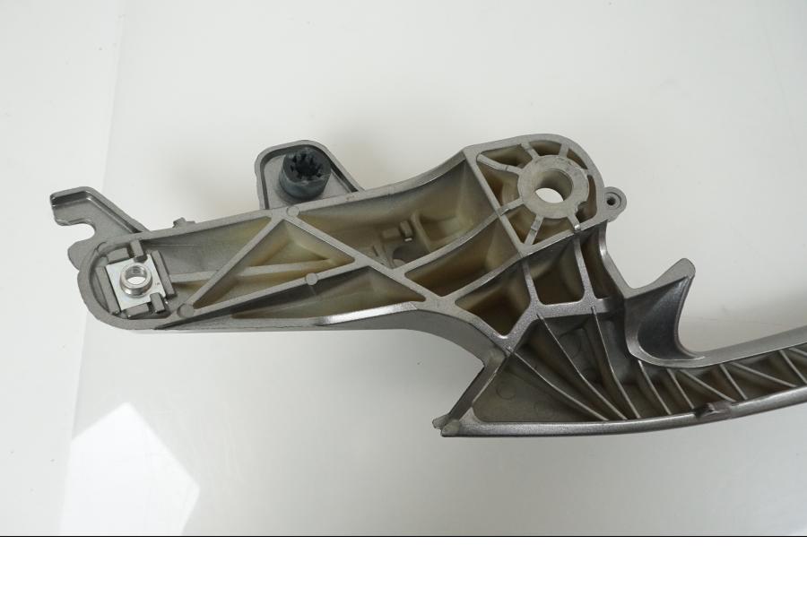 Snett uppifrån på Passagerarhandtag från en Honda NT 700 -2008 motorcykel.