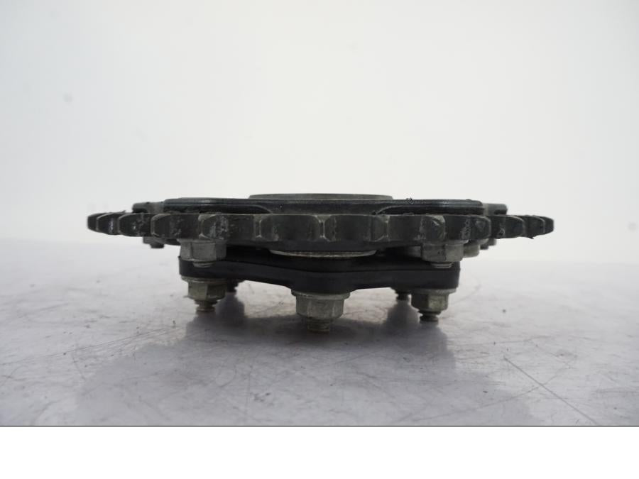 Snett uppifrån på Drev från en KTM 1290 Super Duke -2019 motorcykel.