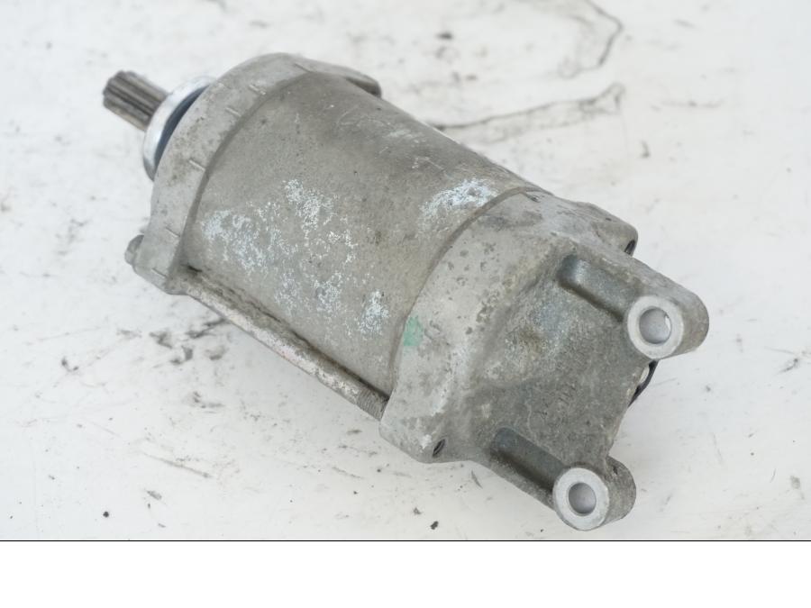 Snett nerifrån på Startmotor från en Honda SH 300 A -2011 scooter.