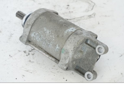 Snett nerifrån på Startmotor från en Honda SH 300 A -2011 scooter.