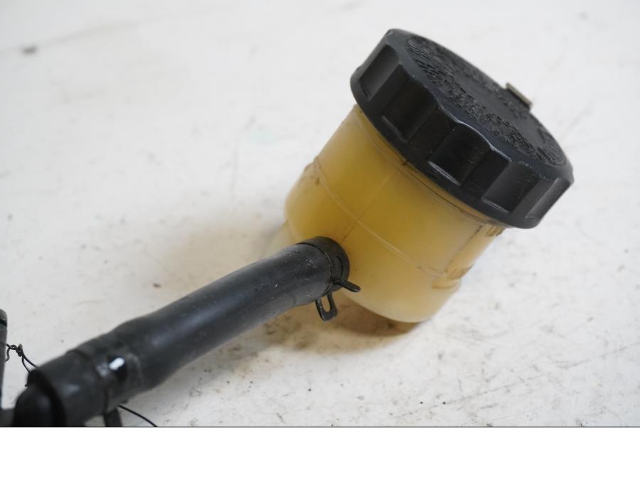 Höger sida på Bromshuvudcylinder från en Kawasaki ZX-9R -1999 motorcykel.