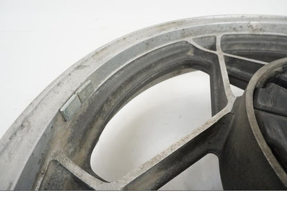 Höger sida på Fälg från en Suzuki GS 1000 -1978 motorcykel.