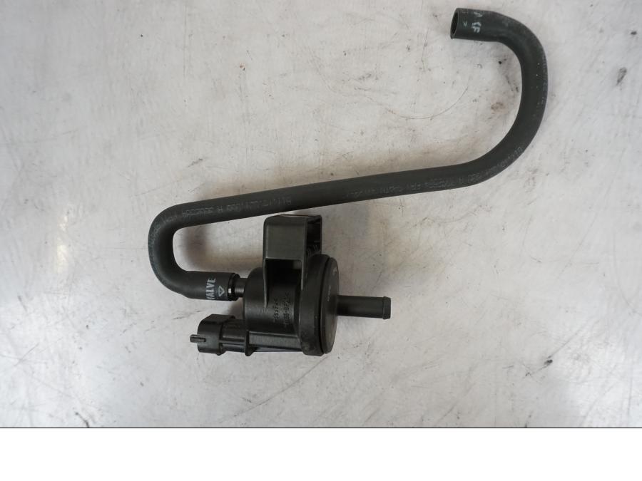 Snett uppifrån på Bensintankurluftning från en KTM 1290 Super Duke R -2023 motorcykel.