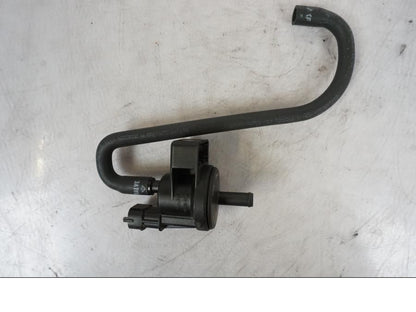 Snett uppifrån på Bensintankurluftning från en KTM 1290 Super Duke R -2023 motorcykel.