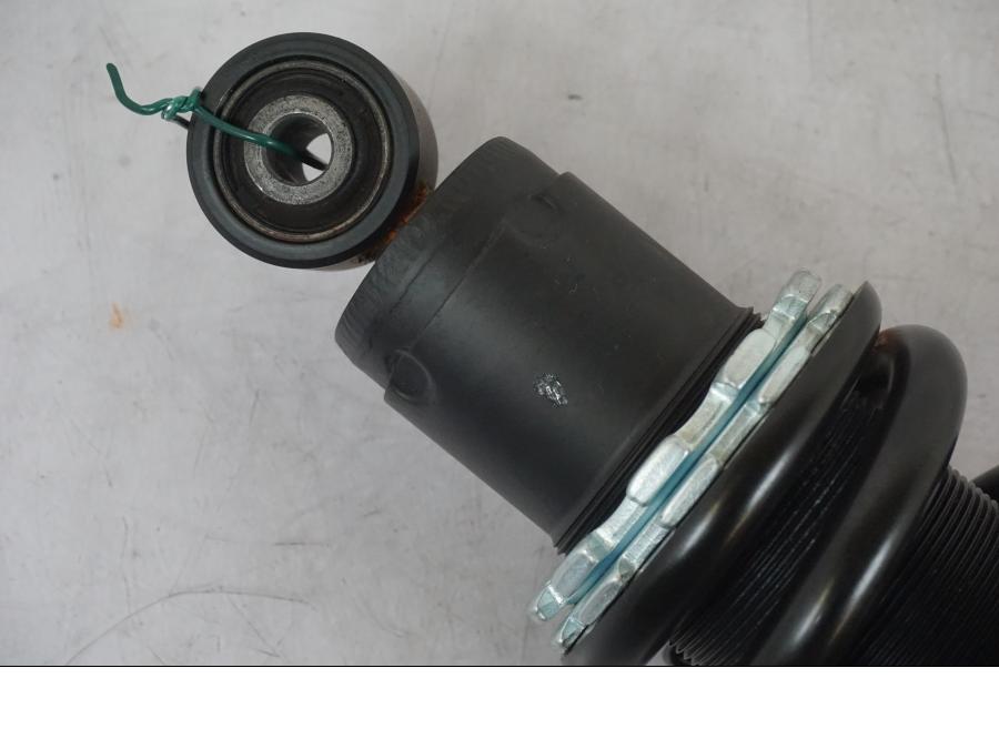 Vänster sida på Stötdämpare från en Kawasaki Z 900 -2019 motorcykel.