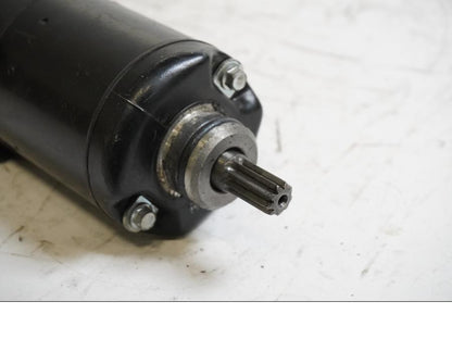 Baksidan på Startmotor från en Yamaha FZ-S 600 -1999 motorcykel.