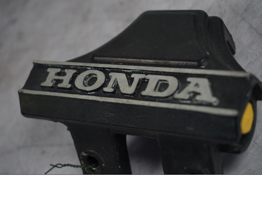 Vänster sida på Bromsfördelare från en Honda VF 750 S -1982 motorcykel.