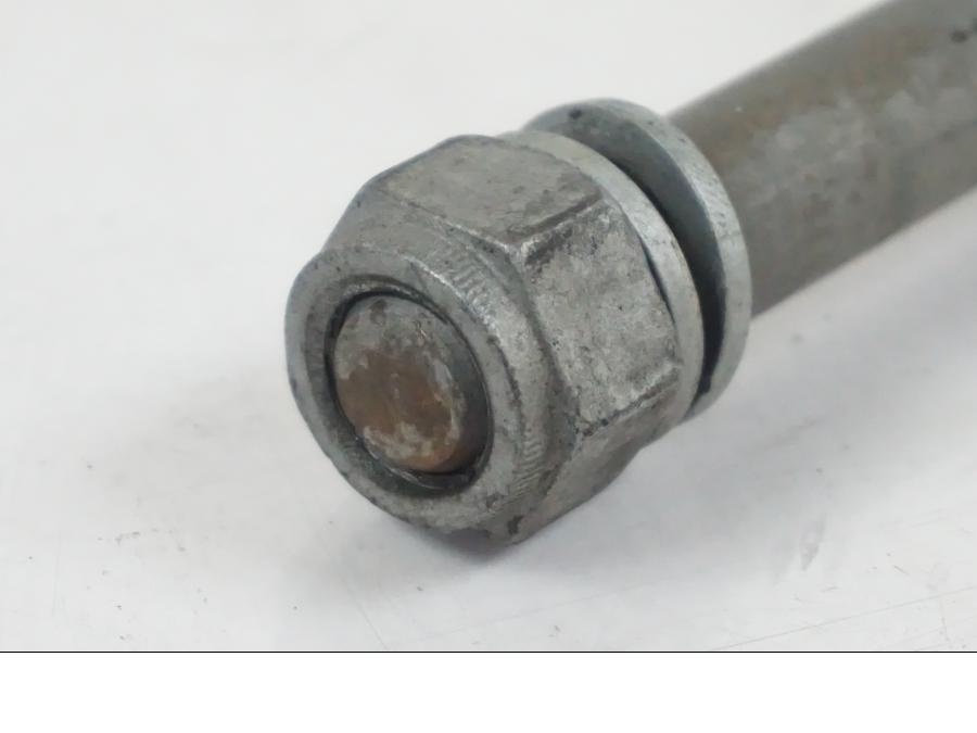 Höger sida på Axel från en BMW F 650 CS -2002 motorcykel.