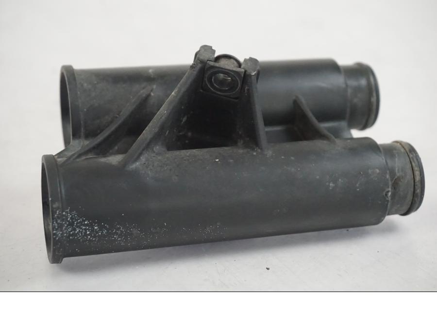 Snett nerifrån på Tändspole Kåpa från en Husqvarna 701 SUPERMOTO ABS -2016 motorcykel.