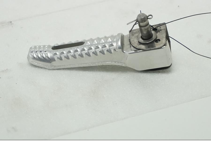 Framsidan på Fotpinne från en BMW S 1000 RR -2010 motorcykel.