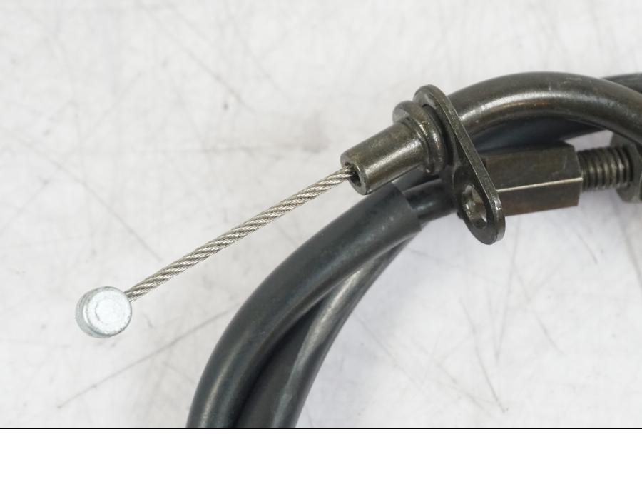 Vänster sida på Chokevajer från en Suzuki GSX 1300 RX -1999 motorcykel.