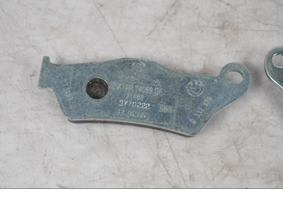 Snett nerifrån på Bromsbelägg från en BMW R 1150 GS/A -2002 motorcykel.