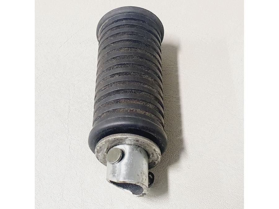 Höger sida på Fotpinne från en Suzuki VL 800 -2001 motorcykel.