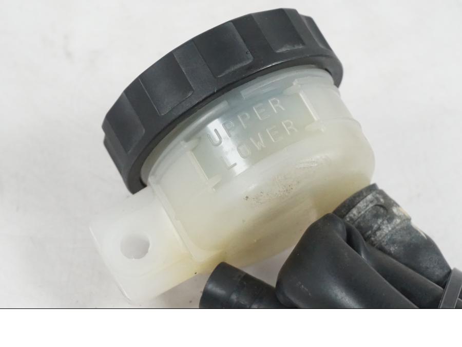 Baksidan på Bromsvätskebehållare från en Kawasaki ER-6N ABS -2010 motorcykel.