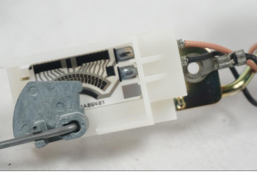 Extrabild2 på Bensinnivågivare från en H-D Softail Standard FXST -2001 motorcykel.