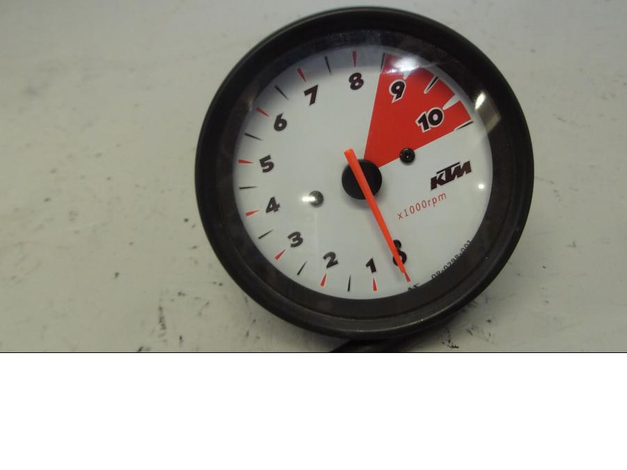 Baksidan på Varvräknare från en KTM 640 Duke -2002 motorcykel.