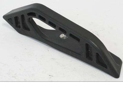 Snett nerifrån på Passagerarhandtag från en KTM 690 Duke -2016 motorcykel.