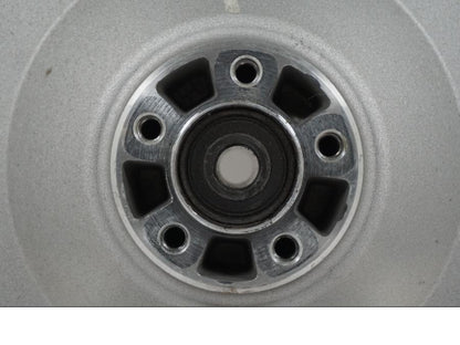 Baksidan på Fälg från en H-D Softail Standard FXST -2001 motorcykel.