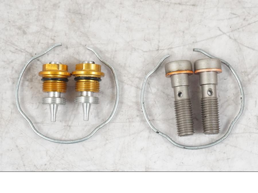 Framsidan på Gaffelbensdelar från en Kawasaki ZX-6R -2006 motorcykel.