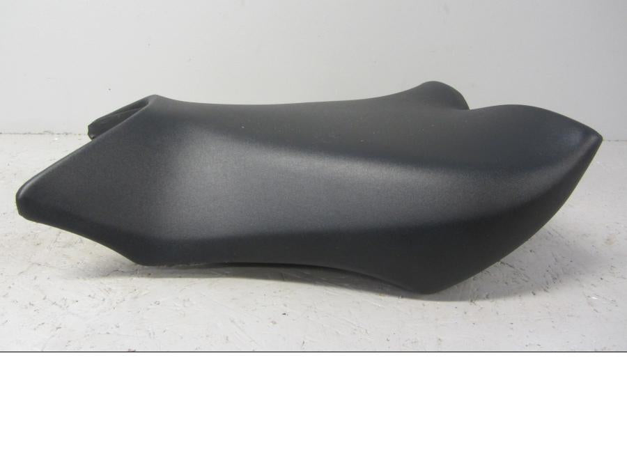 Vänster sida på Sadel från en Honda CB 1000 R -2010 motorcykel.