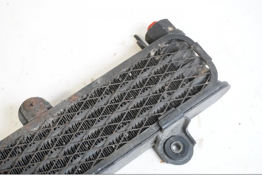 Höger sida på Oljekyl från en Suzuki SV 650 -2003 motorcykel.