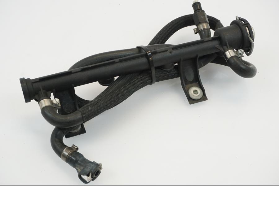 Baksidan på Fuel Rail från en BMW K 1200 RS -2002 motorcykel.