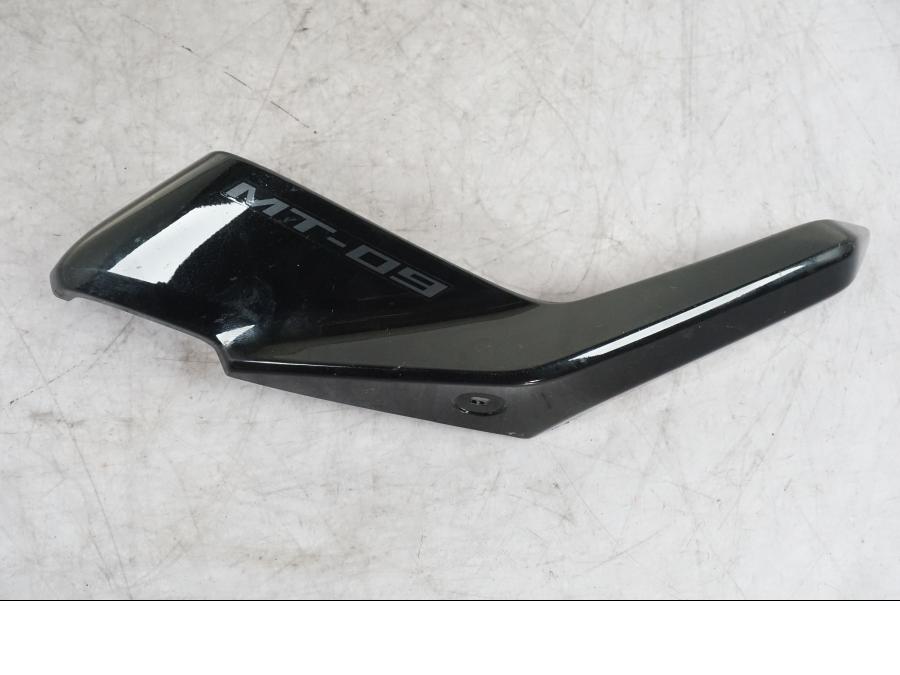 Framsidan på Sidkåpa från en Yamaha MT-09 -2024 motorcykel.