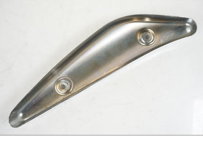 Extrabild1 på Bakskärmskromstag från en Suzuki VZR 1800 -2009 motorcykel.