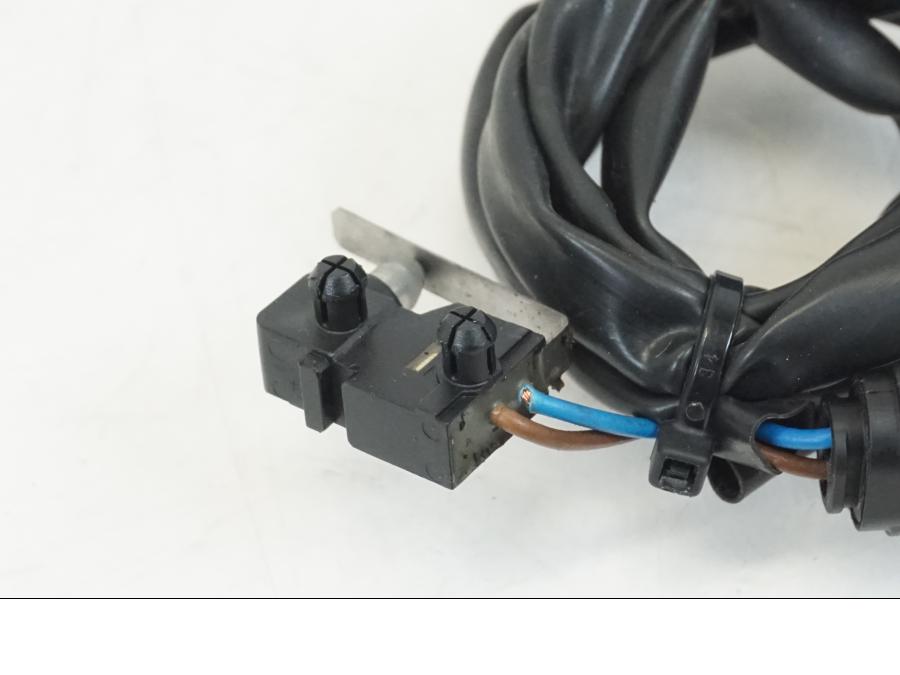 Vänster sida på Sidostödsbrytare från en Ducati Streetfighter V4 -2020 motorcykel.