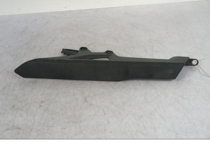 Höger sida på Kedjeskydd från en KTM 1290 Super Adventure R -2018 motorcykel.