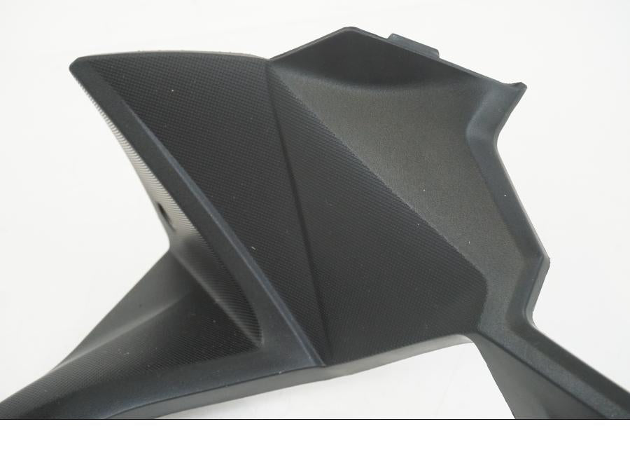 Baksidan på Instrumentpanelkåpa från en Kawasaki ER-6F -2016 motorcykel.