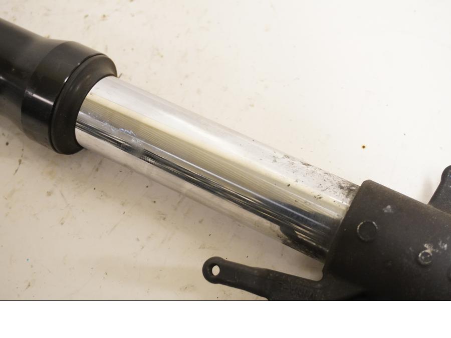 Vänster sida på Gaffelben från en Honda CTX 1300 -2014 motorcykel.