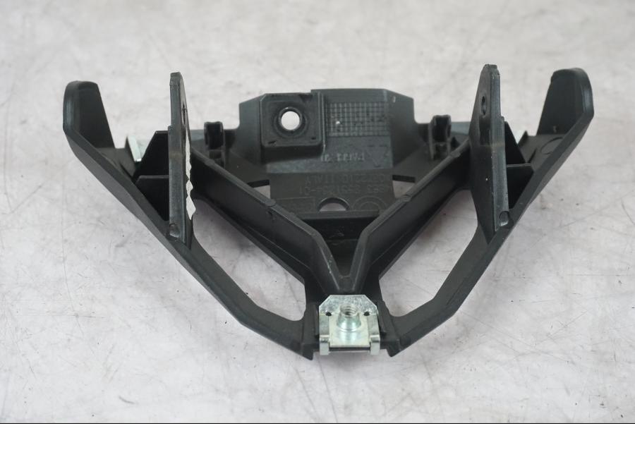 Vänster sida på Vindrutefäste från en BMW F 800 R -2018 motorcykel.