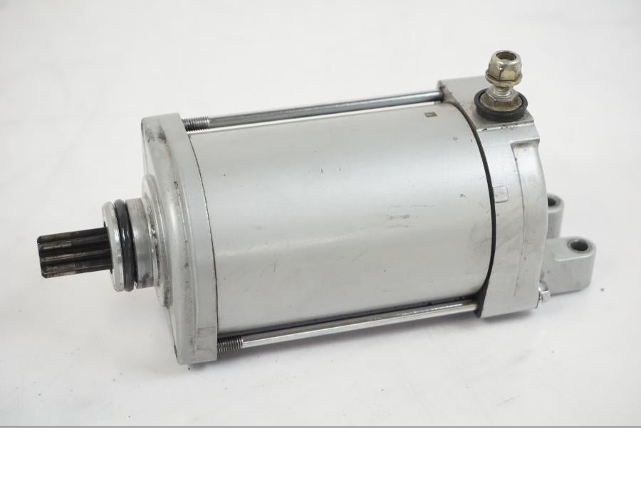 Snett uppifrån på Startmotor från en BMW F 650 CS -2002 motorcykel.