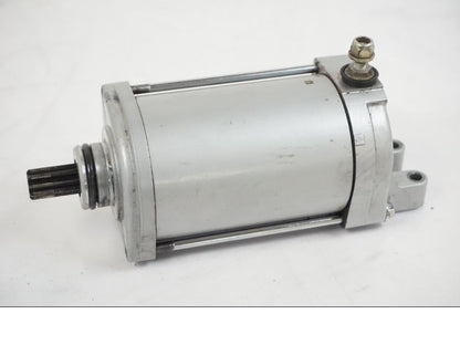 Snett uppifrån på Startmotor från en BMW F 650 CS -2002 motorcykel.