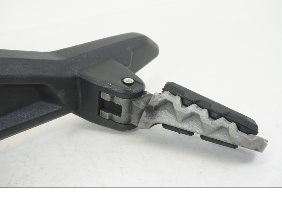 Vänster sida på Fotpinnefäste från en Ducati Hyperstrada -2013 motorcykel.