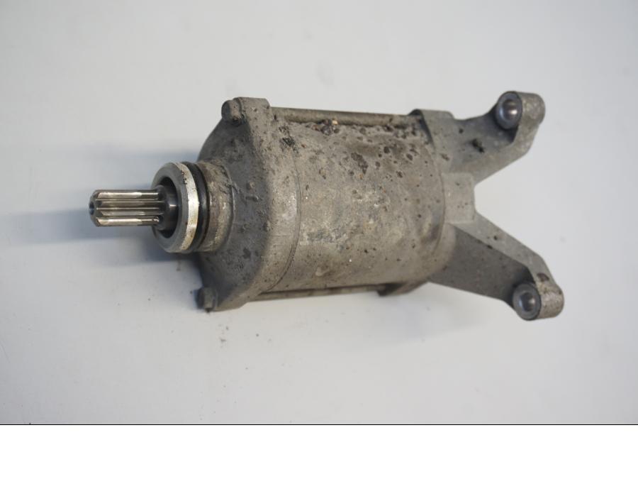 Baksidan på Startmotor från en Suzuki SFV 650 A Gladius -2012 motorcykel.