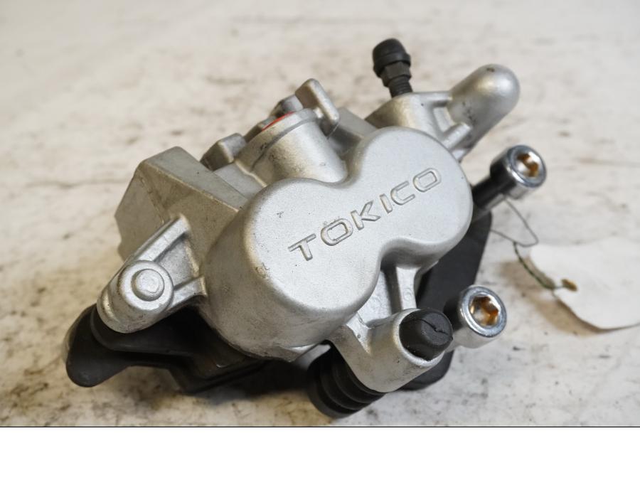 Framsidan på Bromsok från en Suzuki VL 1500 -2002 motorcykel.